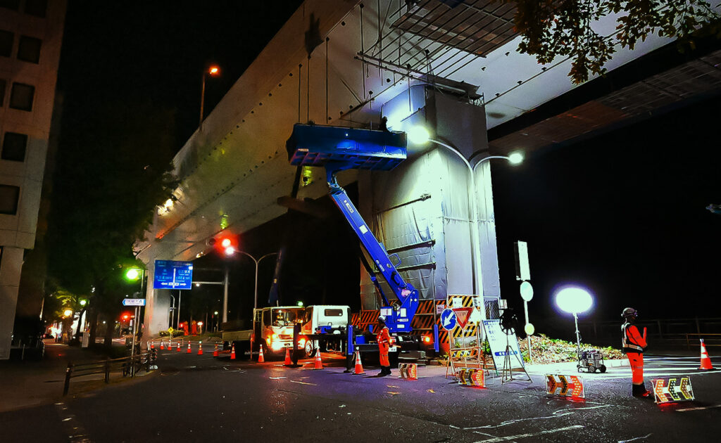 工事車両を使用した足場の設置